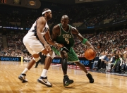 开云棋牌官网-德罗赞的节奏魔法，当马刺的古典艺术遇上活塞的钢铁防线