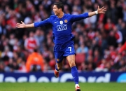 开云棋牌APP-NBA季后赛之夜，福登关键回合不手软—绿茵场与硬木地板的英雄共鸣