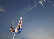 开云棋牌下载-赛道与绿茵的奇妙共振，范戴克的F1揭幕战之夜