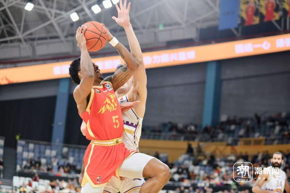 关于广厦队主场艰难击败浙江队，保持不败纪录的信息